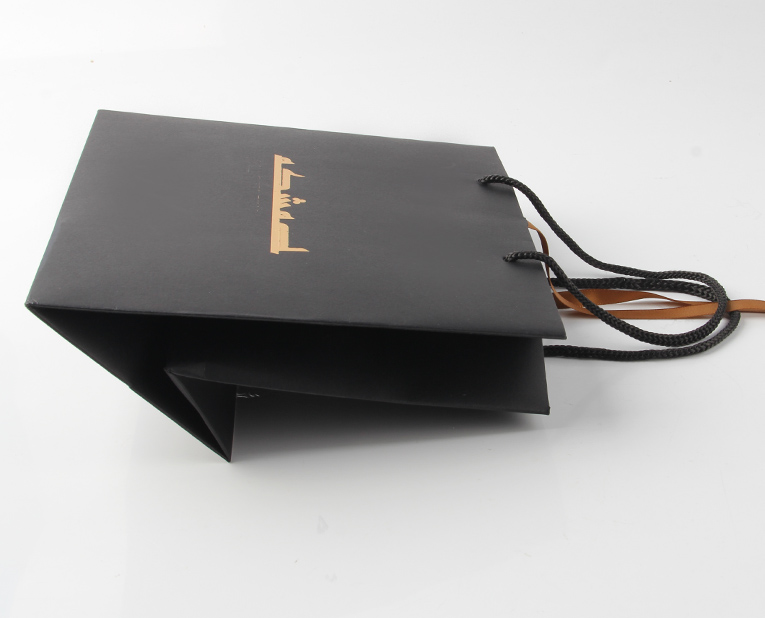 當(dāng)印品出現(xiàn)了劃痕皮具紙袋工廠是怎么一一排查出原因的？