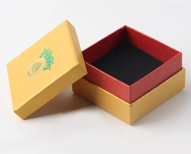 代表化妝品盒子廠家的老師傅，仔細(xì)比對3個(gè)小時(shí)，只為品質(zhì)