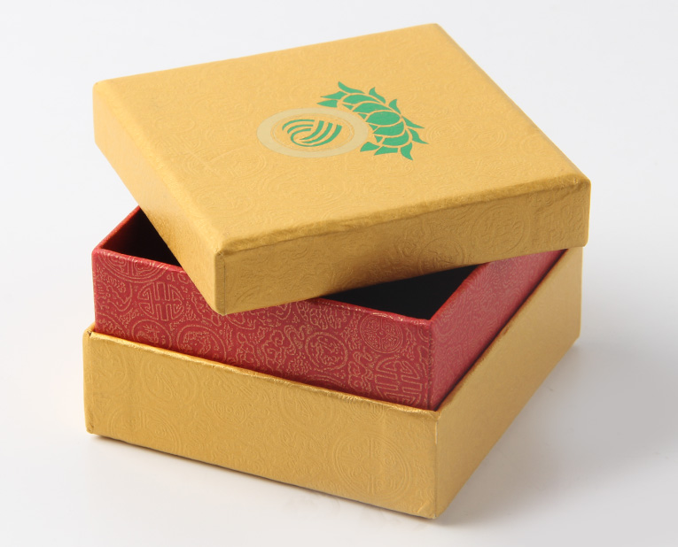 代表化妝品盒子廠家的老師傅，仔細(xì)比對3個(gè)小時(shí)，只為品質(zhì)