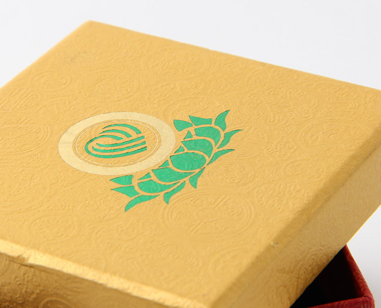 代表化妝品盒子廠家的老師傅，仔細(xì)比對3個(gè)小時(shí)，只為品質(zhì)