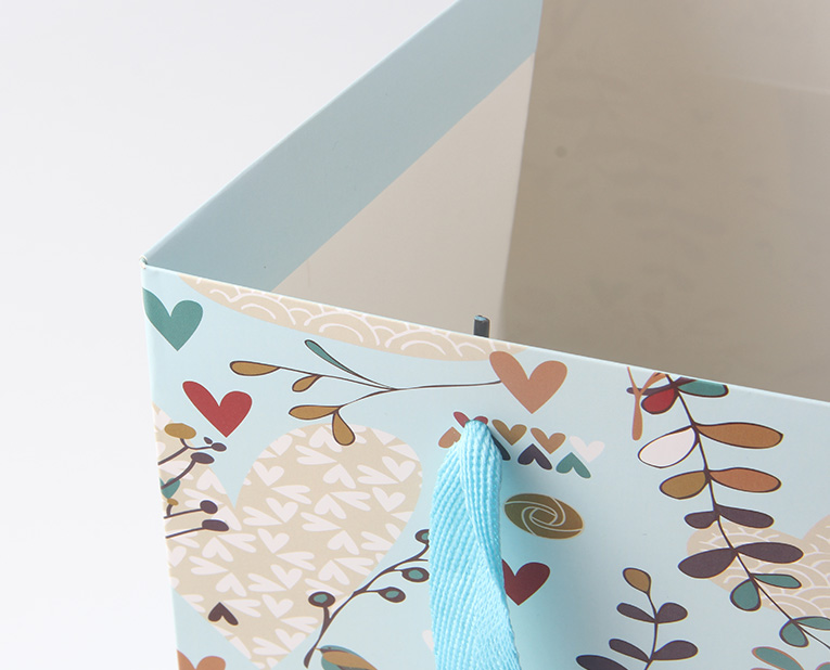 抗凍光油，讓化妝品禮品袋廠在冬天也能換發(fā)光彩