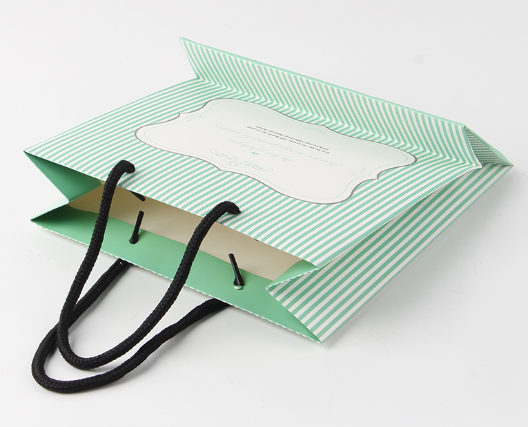 化妝品的包裝袋在訂做時必須區(qū)分清紅、白2種燥油