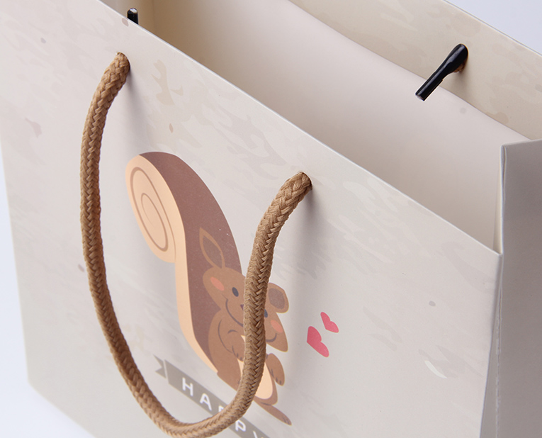 服裝紙袋在面對年底的訂做潮面前得理性、專業(yè)處理