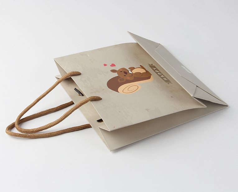 服裝紙袋在面對年底的訂做潮面前得理性、專業(yè)處理