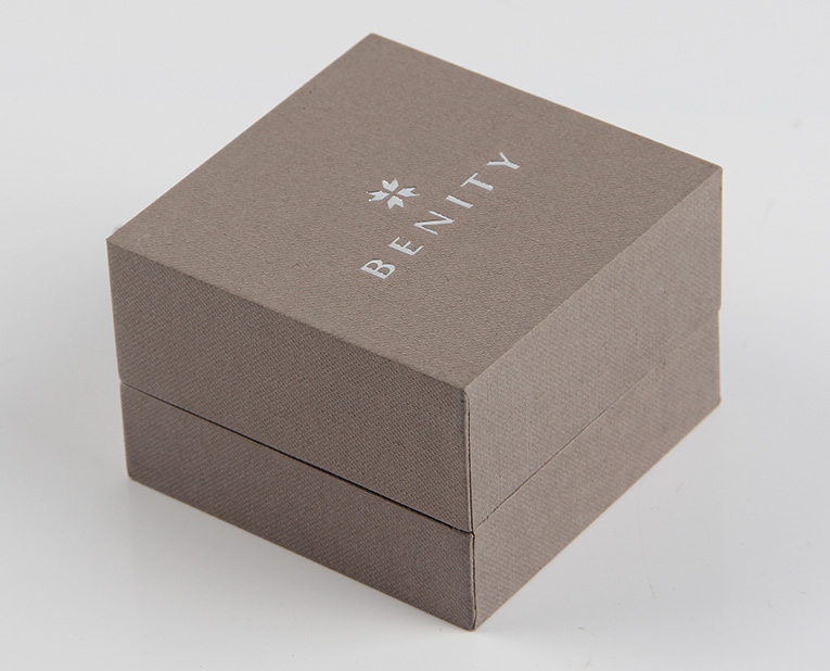 珠寶精裝盒廠(chǎng)寄過(guò)來(lái)的樣品，你得聽(tīng)我的這樣檢查才行！