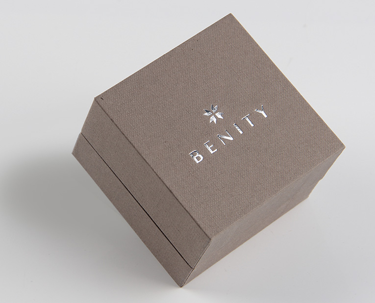 珠寶精裝盒廠(chǎng)寄過(guò)來(lái)的樣品，你得聽(tīng)我的這樣檢查才行！