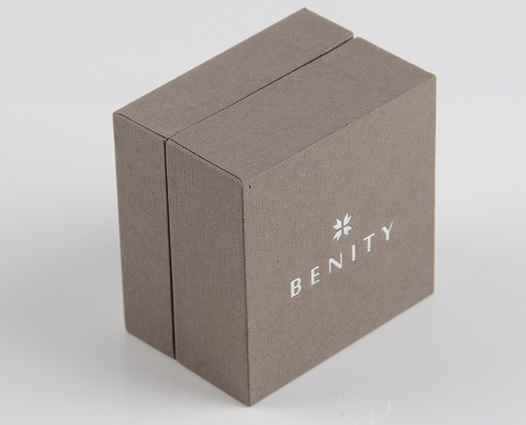 珠寶精裝盒廠(chǎng)寄過(guò)來(lái)的樣品，你得聽(tīng)我的這樣檢查才行！