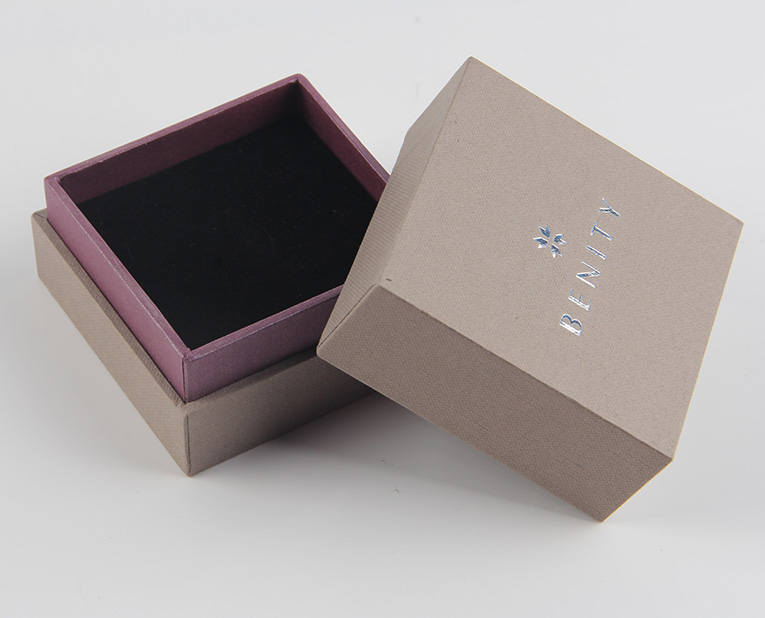 珠寶精裝盒廠(chǎng)寄過(guò)來(lái)的樣品，你得聽(tīng)我的這樣檢查才行！