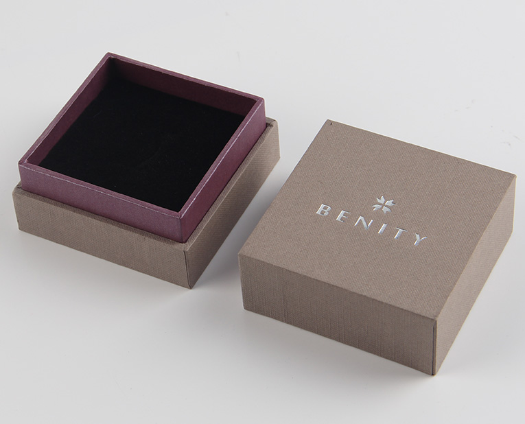 珠寶精裝盒廠(chǎng)寄過(guò)來(lái)的樣品，你得聽(tīng)我的這樣檢查才行！