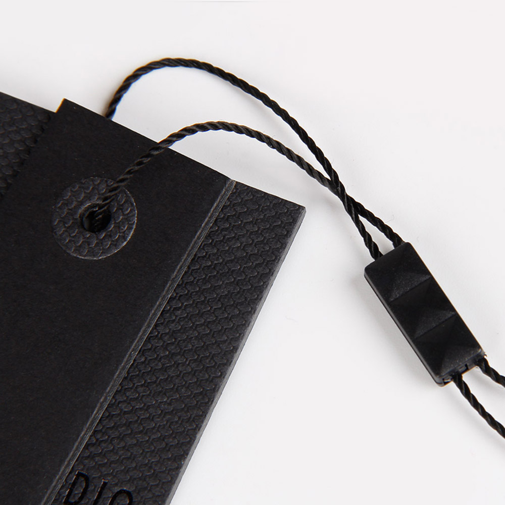 為了維護(hù)工人的健康，襯衫吊牌制造商的譚師傅不能不這樣做