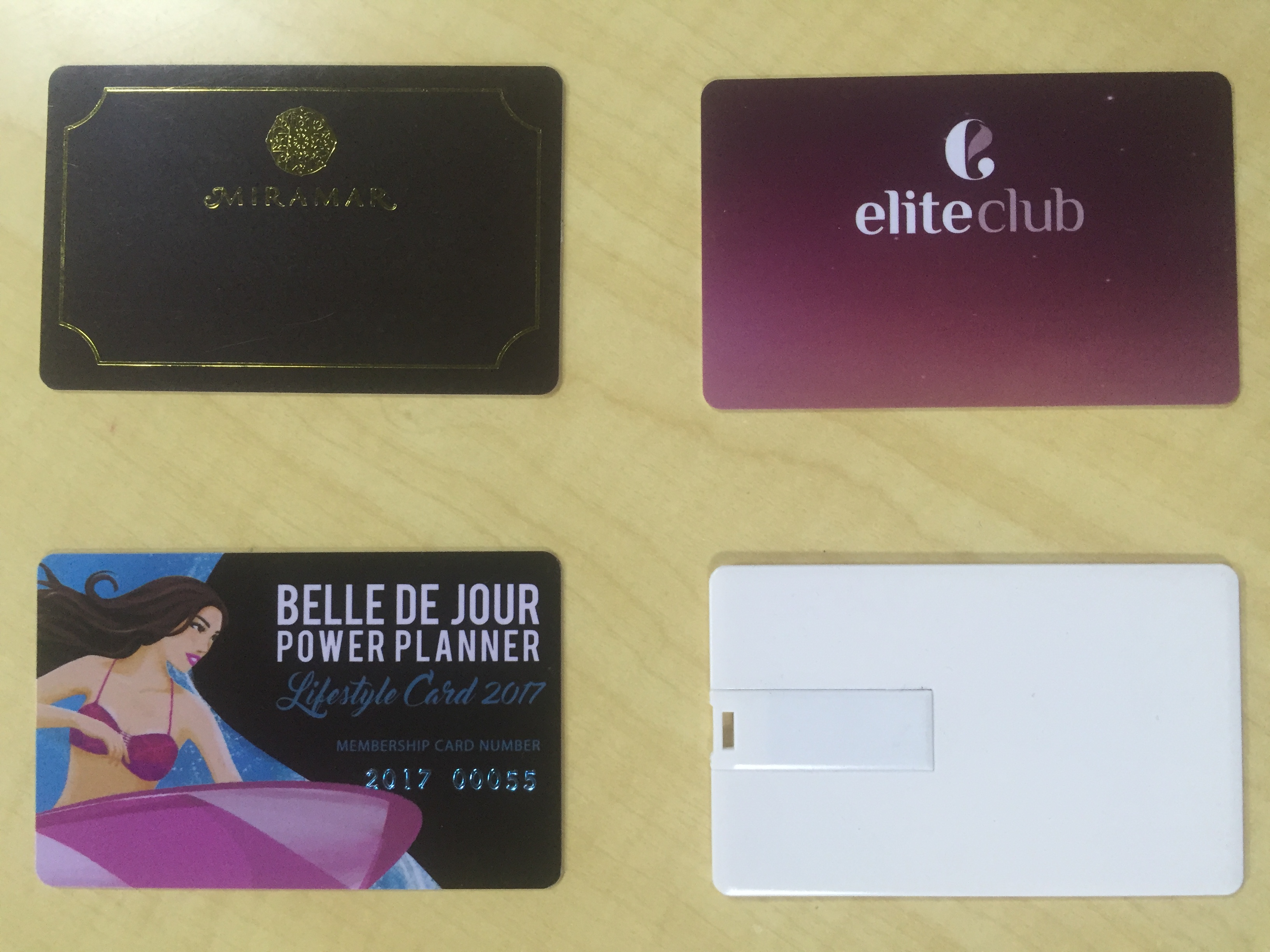 因?yàn)閮?nèi)衣吊牌標(biāo)簽用pvc還是傳統(tǒng)紙牌訂做問題，成了尬聊