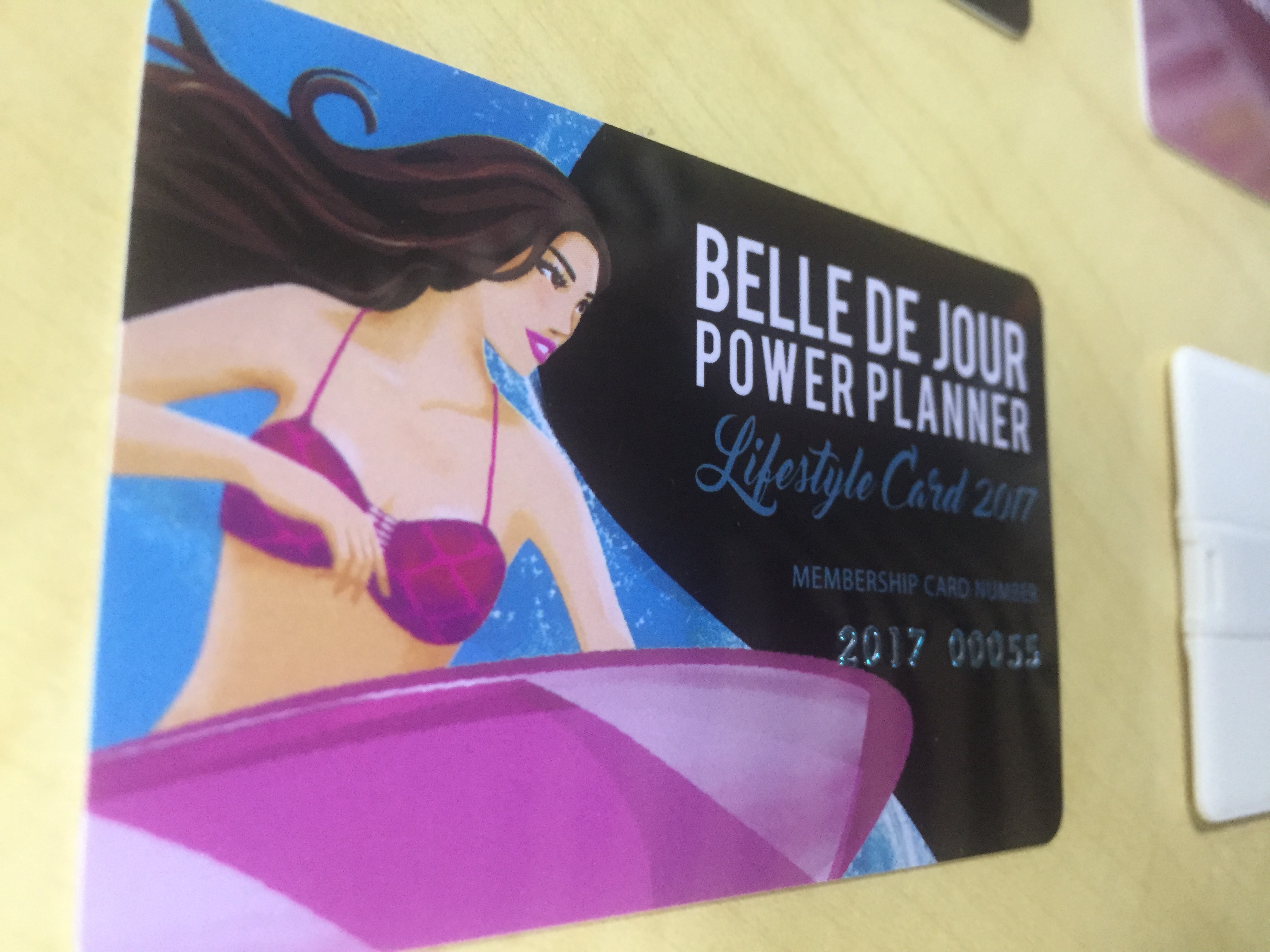 因?yàn)閮?nèi)衣吊牌標(biāo)簽用pvc還是傳統(tǒng)紙牌訂做問題，成了尬聊