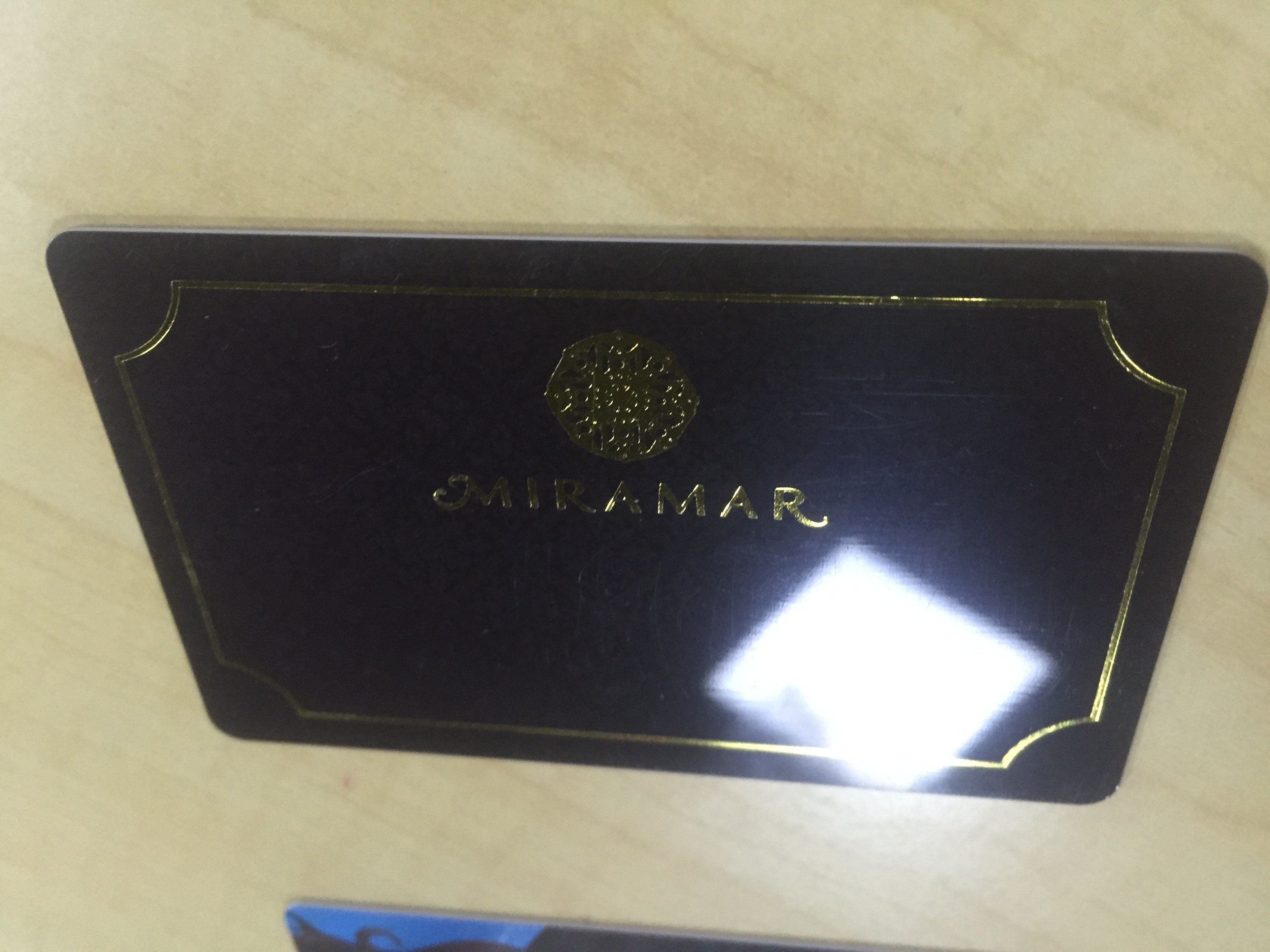 因?yàn)閮?nèi)衣吊牌標(biāo)簽用pvc還是傳統(tǒng)紙牌訂做問題，成了尬聊